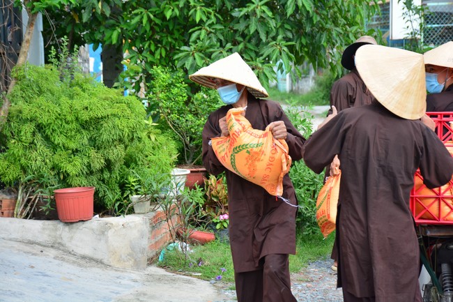 Continuing to support people in need in the Covid-19 pandemic of Hoang Phap Pagoda (series 2)